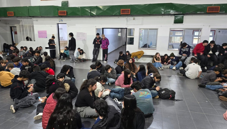 Alumnos del CPET realizaron una sentada por falta de calefacción, mobiliario y problemas edilicios