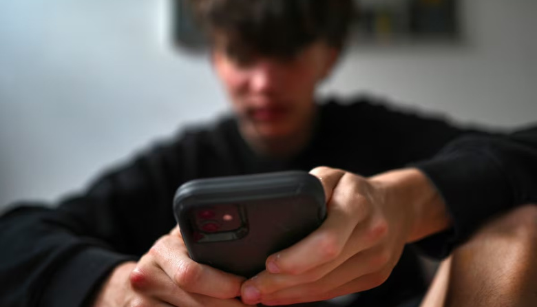 Alarmante: uno de cada cuatro adolescentes participó al menos de un reto viral en el último año