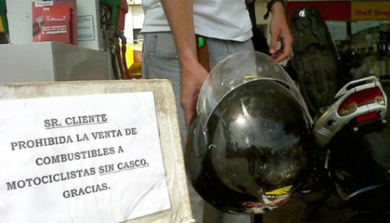 Prohíben la venta de combustible a motociclistas que circulen sin casco