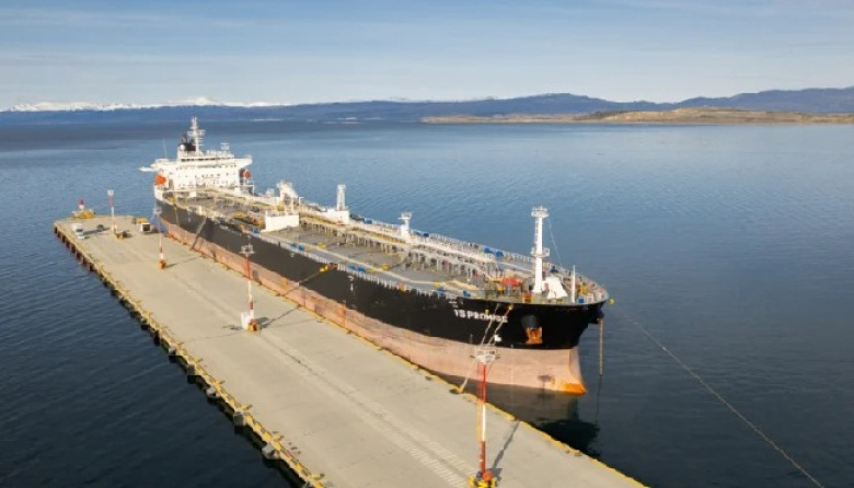 El Gobierno dice que el buque británico fue autorizado por Tierra del Fuego y negó pérdida de soberanía