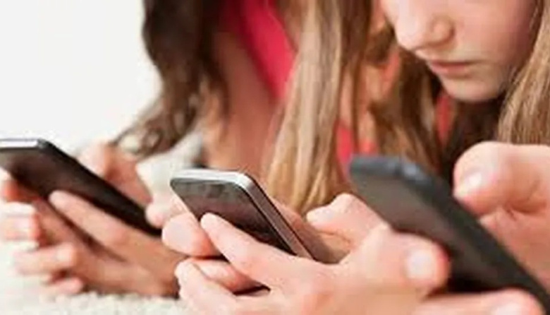 Los adolescentes pasan más de seis horas por día con el celular y crecen las señales de ansiedad