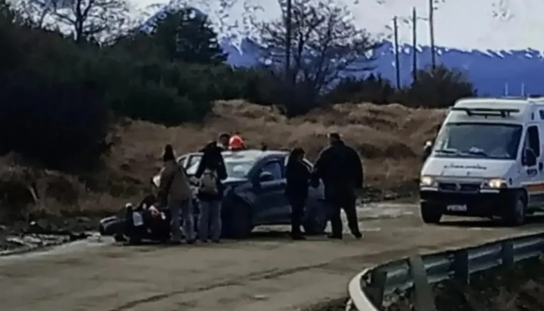 Ushuaia: Violenta colisión frontal camino al Parque Nacional: un motociclista fue trasladado de urgencia al hospital