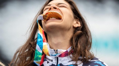 ¿Por qué los atletas muerden las medallas?