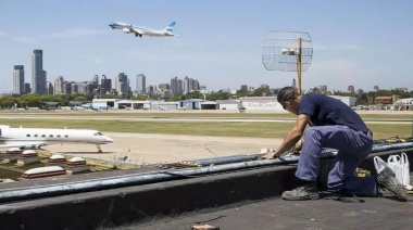 Detuvieron a un piloto por interferir en las comunicaciones con un avión en Aeroparque