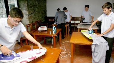“Home Skills”: una escuela enseña a los alumnos varones a cocinar, limpiar y planchar