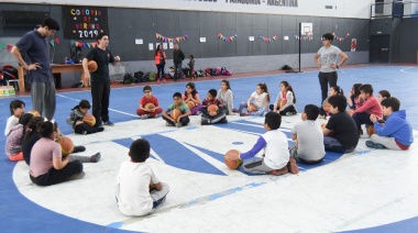 Chicos y chicas disfrutan la colonia municipal de deportes