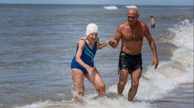 La historia de Dorothea, la "sirena" de Pinamar: tiene 106 años y nada y bebe agua de mar cada día de su vida