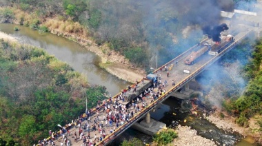 Incendiaron tres camiones que llevaban ayuda humanitaria a Venezuela