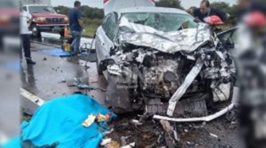 Perdieron el control del auto, cruzaron de carril y chocaron de frente: 5 muertos