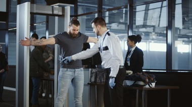 El motivo por el que no puedes pasar agua por el control de seguridad del aeropuerto