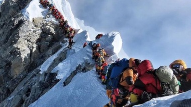 Atasco en el Everest: el día en que hubo que hacer cola para alcanzar la cima de la montaña más alta del mundo
