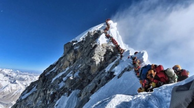 Negocios, embotellamientos y muerte en la cima del mundo: desafiar al Everest sin estar preparado