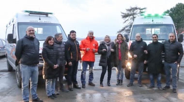 Bertone entregó 5 nuevas ambulancias al sistema de salud pública