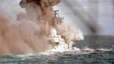 David contra Goliat en Malvinas: la hazaña de los pilotos que hundieron al poderoso Coventry y averiaron una fragata inglesa