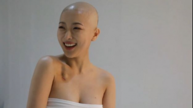 La youtuber que ya no comparte con sus seguidores sus secretos de belleza sino su lucha contra el cáncer