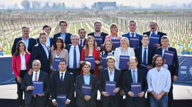 En Mendoza, junto a gobernadores peronistas, Alberto Fernández prometió "crear una capital alterna en cada provincia"