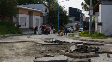 Trabajan en bacheo y repavimentación del barrio Calafate