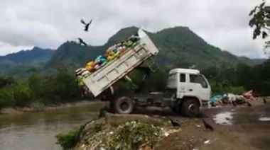 Cada minuto, el equivalente a un camión de basura lleno de plásticos se arroja al mar