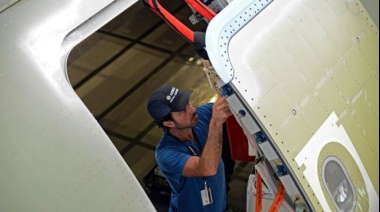 ¿Por qué es técnicamente imposible abrir la puerta de un avión comercial en pleno vuelo?