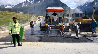 Colocan asfalto en el ingreso a Andorra