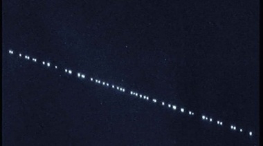 De qué se trata el extraño “tren espacial” que atravesó el cielo argentino
