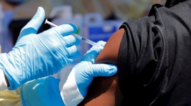 Un voluntario recibe este lunes la primera dosis experimental contra el coronavirus COVID-19
