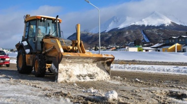 Con las primeras escarchas la Municipalidad de Ushuaia trabaja par garantizar la transitabilidad