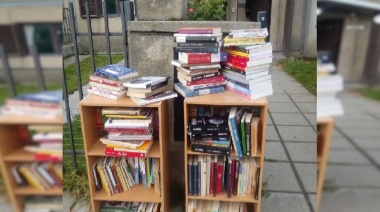 Armó una biblioteca en la vereda de Intevu y donó cientos de libros en una sola mañana