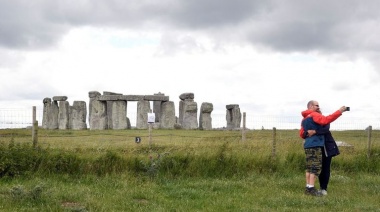 Descubrieron un anillo gigante de hoyos cerca de Stonehenge