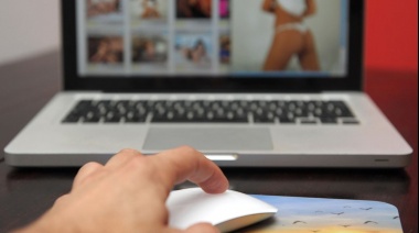 Le robaron fotos de sus redes sociales y las subieron a una página porno