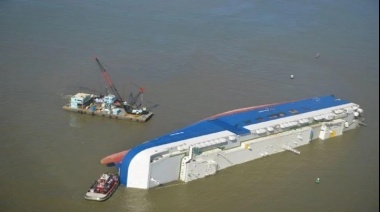 Más de 4 mil autos nuevos que están adentro de un barco encallado serán declarados con “destrucción total”