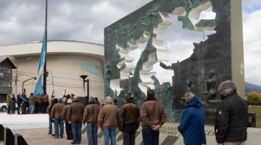Cambio de pabellón en la Plaza Malvinas
