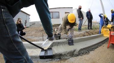 Comenzó la construcción de cordones en el barrio "Aires del Sur"