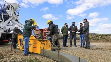 El Intendente Perez recorrió los avances en el cordón cuneta de Barrio UOM
