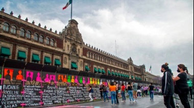 El polémico muro que el gobierno de México instaló para el 8 de marzo y que las mujeres llenaron de nombres de víctimas de feminicidios