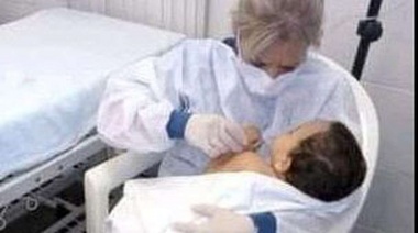 Un bebé es el único sobreviviente de un accidente en el que murieron sus padres y aún no lo reclamó ningún familiar