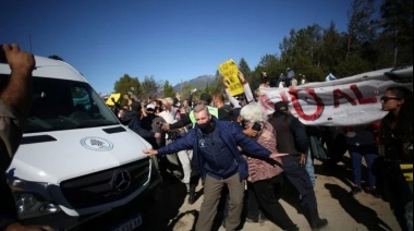 Atacaron a piedrazos la camioneta que transportaba a Alberto Fernández en su recorrida por Chubut