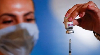Vacuna de AstraZeneca: qué hará Argentina tras suspenderse el uso en Chile en hombres menores de 45 años