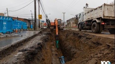 El Municipio trabaja en la reparación de una cañería cloacal en calle Almafuerte