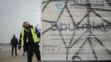 Una vez cumplidos los protocolos comienza la distribución de los tres embarques que llegaron ayer al país