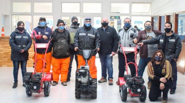 Tres motocultivadores para impulsar la producción frutihortícola de Tolhuin