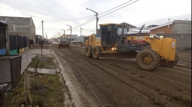 Continúan los trabajos en calles de ripio y plazas barriales