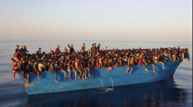 Más de 500 migrantes logran llegar en una barcaza de madera a Lampedusa
