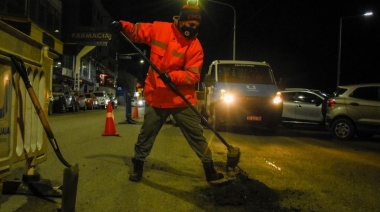 Comenzaron las tareas nocturnas de bacheo en las principales calles y avenidas