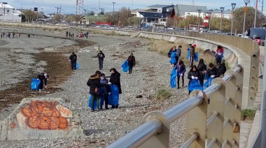 Cerca de de 1000 jóvenes participaron de la jornada "Costas Limpias"