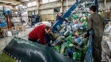 Eco Pulpo y la Cooperativa Renacer trabajan en la producción de baldosas con plástico recuperado