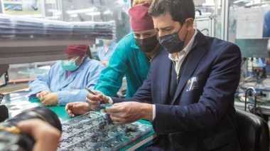 El Ministro del Interior Eduardo de Pedro recorrió la planta donde se fabrican las computadoras Juana Manso