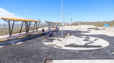 Colocan los pisos en el emblemático "Parque de los Cien Años"