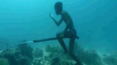 “Los nómades del mar”: La tribu que aprendió a vivir hasta 13 minutos en apnea bajo el agua