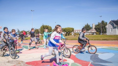 Niños y niñas en un "día sobre ruedas"
